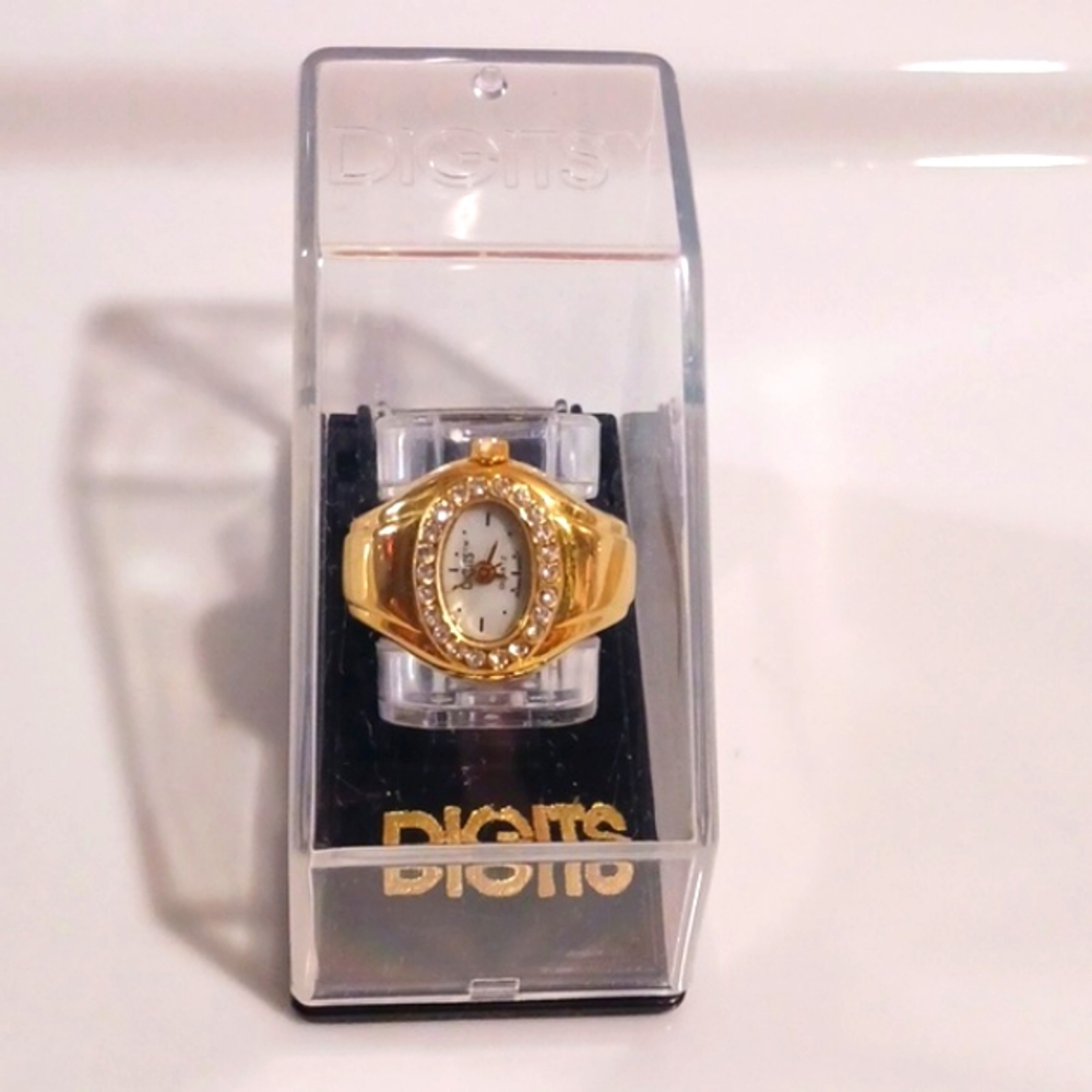 Digits Classic Vintage Goldtone Crystal Finger/Ring Watch ⌚️